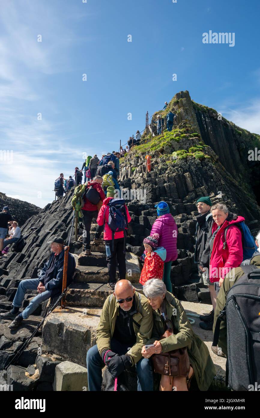 Touristen auf der Insel Staffa Exploring, Schottland, Großbritannien Stockfoto