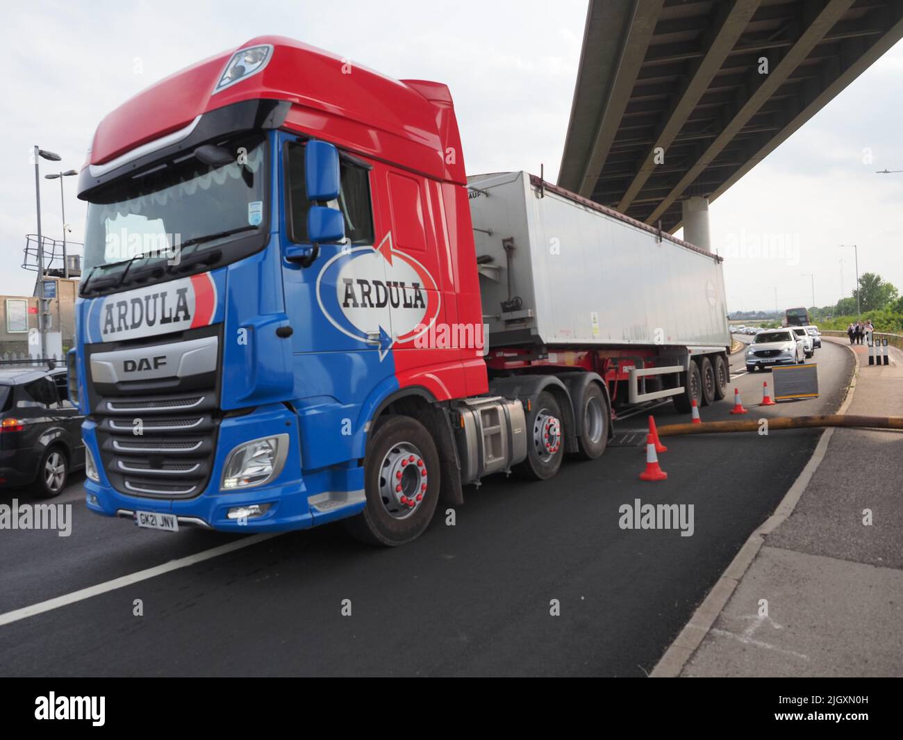 Iwade, Kent, Großbritannien. 13.. Juli 2022. Notdienste wurden an der Kingsferry Bridge / Sheppey Crossing gesehen, die die Insel Sheppey mit dem Festland verbindet, wobei Kent versuchte, mit Feuerlöschmotoren und einer High Volume Pump (HVP) Wasser in die Stauseen der Insel zu Pumpen, um das Problem des Wassermangels zu lösen, das Verkehrsverzögerungen nach Iwade verursachte. Kredit: James Bell/Alamy Live Nachrichten Stockfoto