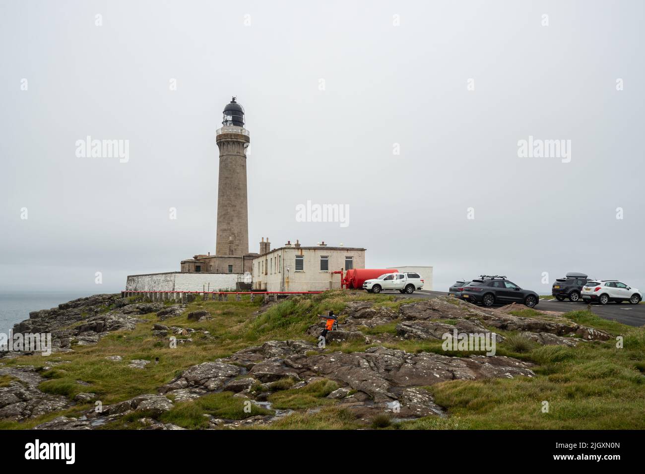 Blick auf den Ardnamurchan Lighthouse am westlichsten Punkt des britischen Festlandes, an einem grauen Tag, Schottland, Großbritannien Stockfoto