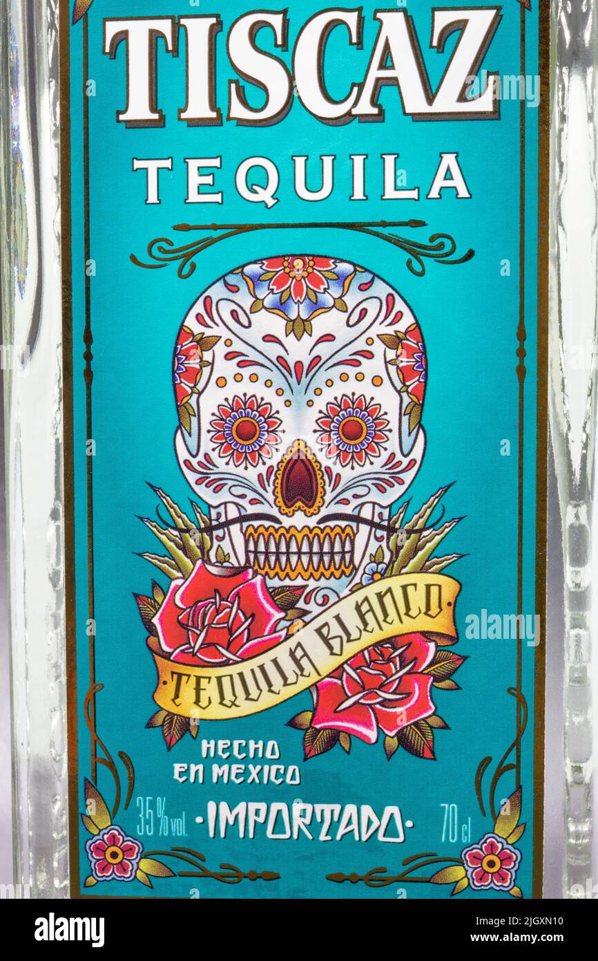 Kiew, Ukraine - 24. April 2021: Studioaufnahme des mexikanischen Tequila Tiscaz-Flaschenlabels Nahaufnahme. Es ist ein destilliertes Getränk, das aus der blauen Agavenpflanze hergestellt wird Stockfoto