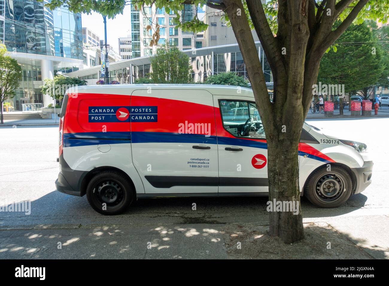 Juli 22 2022 - Kanada Post-Delivery-Service-Fahrzeug auf der Seite der Straße in Downtown Vancouver, BC Kanada geparkt Stockfoto
