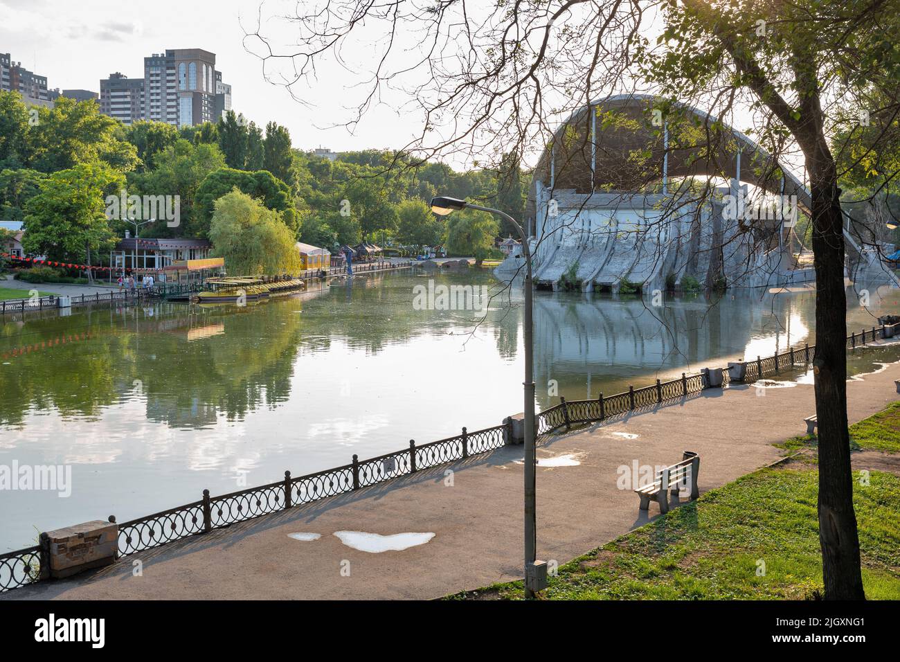 Dnipro, Ukraine - 13. Juli 2021: Sommertheater des Lazar Globa Parks in Dnipro, früher Dnipropetrovsk genannt. Dnipro ist die ukrainische Stockfoto