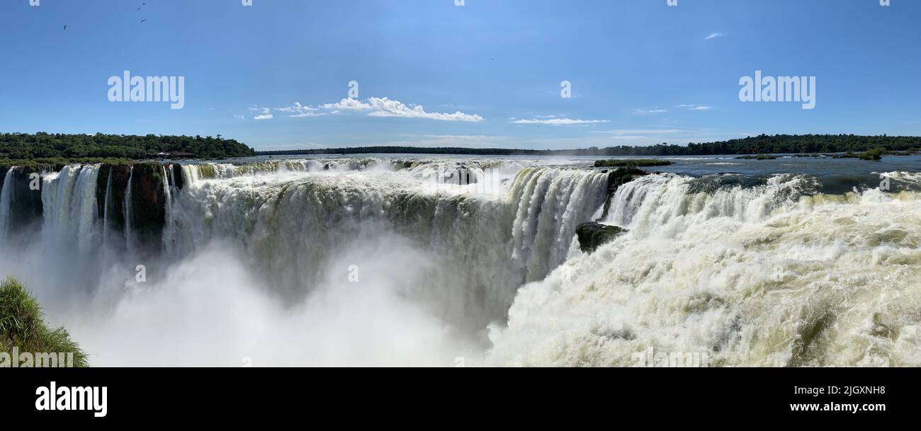 Die Devils Throat - Wasserfälle von Foz do Iguazu / Iguacu Argentinien und Brasilien. Einer der größten Wasserfälle der Welt mit über 280 Wasserfällen. Stockfoto