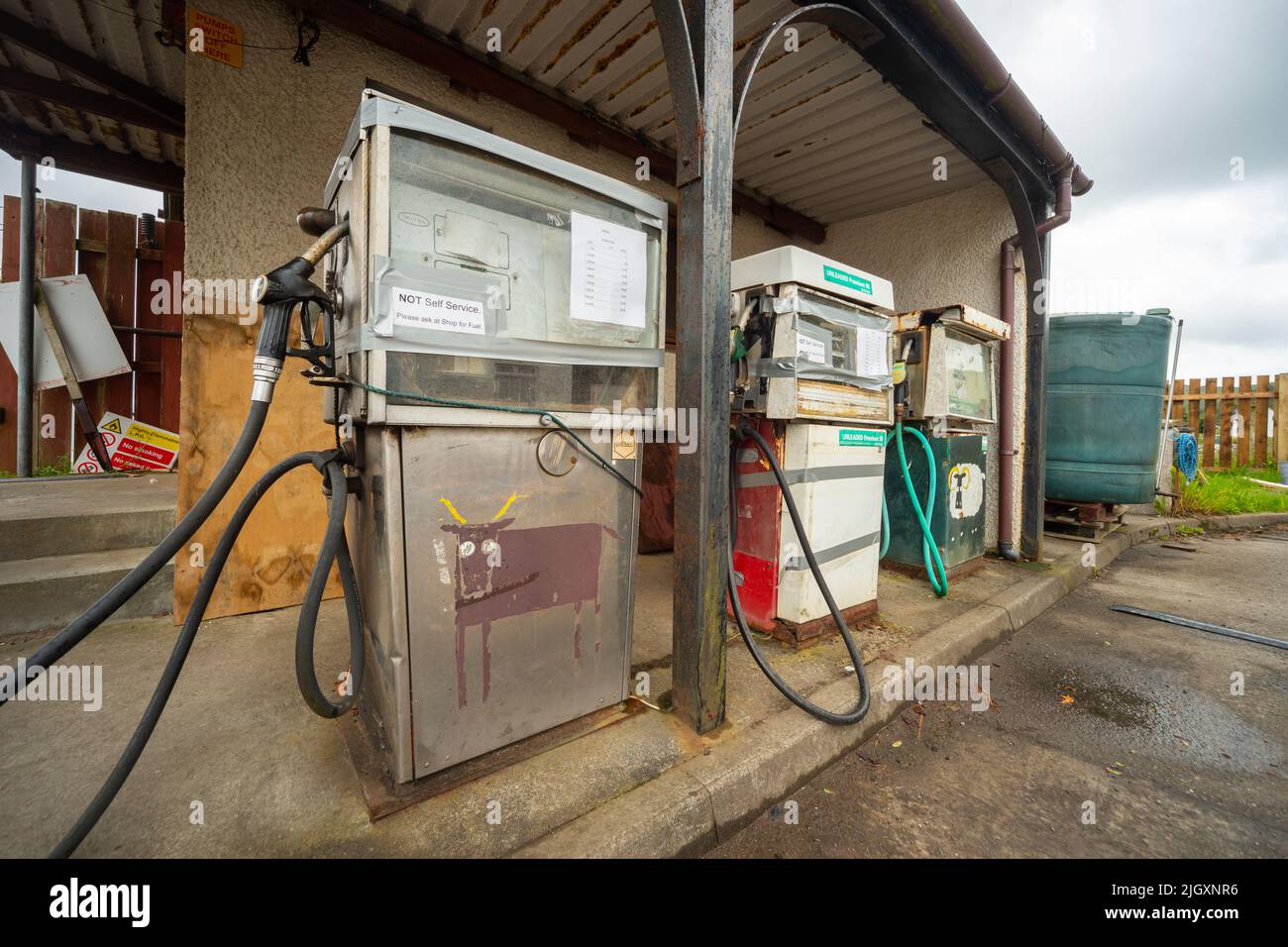 Alte Kraftstoffpumpen in Kilchoan, Schottland, Großbritannien. Es gibt eine Diesel- und zwei bleifreie Benzin-/Gaspumpen. Die Pumpen sind sehr alt und werden von einem Mitarbeiter betrieben Stockfoto
