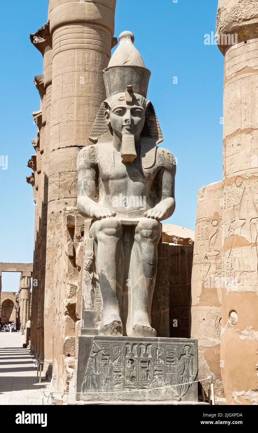 Detail einer alten Statue eines alten pharaos auf einem zerstörten Tempel in Ägypten, Afrika Stockfoto
