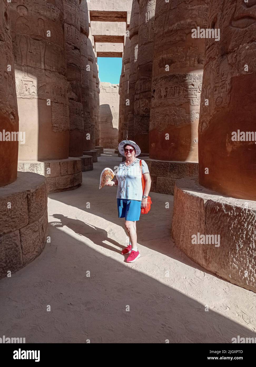 Kaukasischer Tourist innerhalb eines alten ägyptischen Tempels machte Ruinen Stockfoto