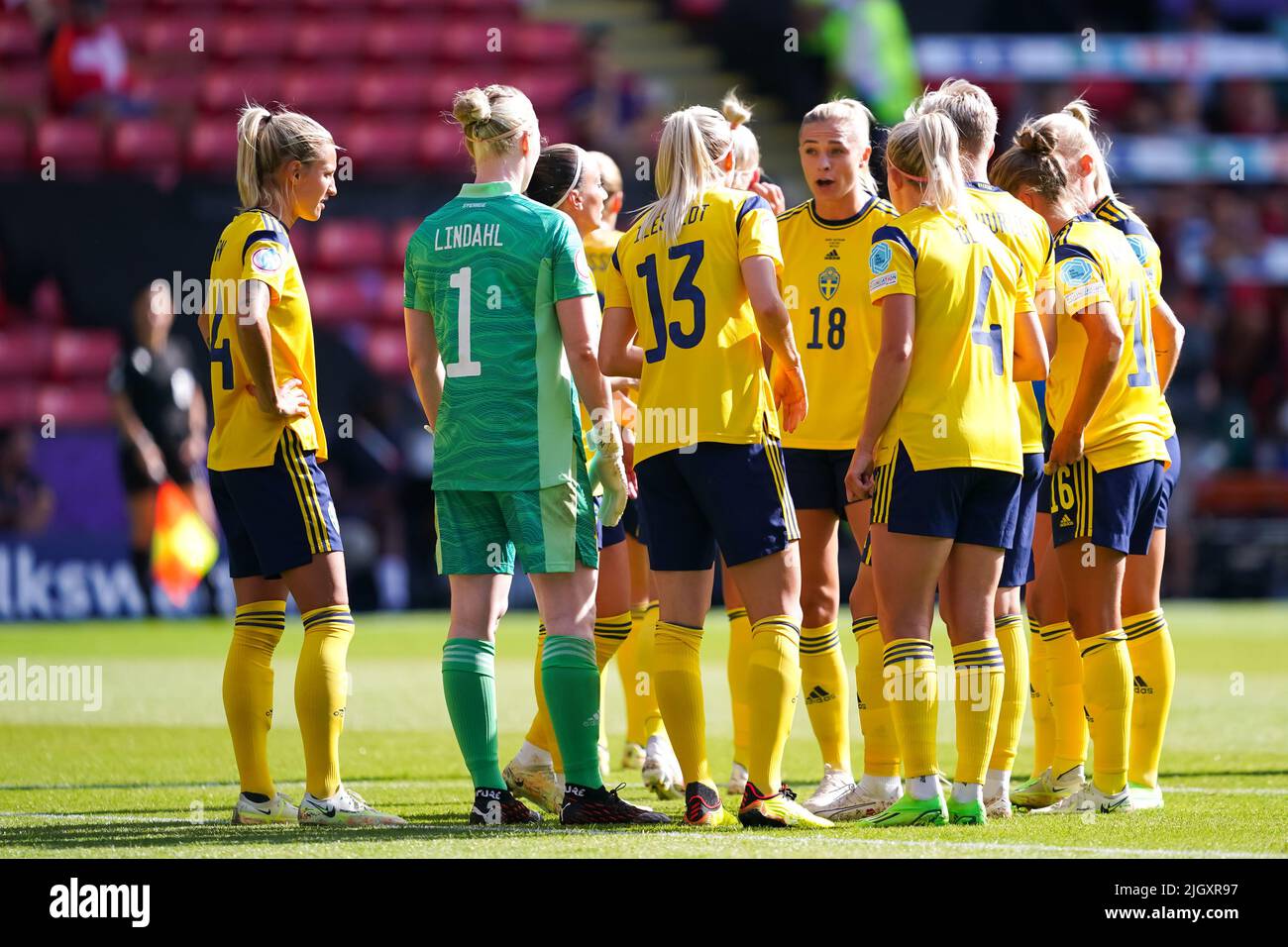 Sheffield, Großbritannien. 13.. Juli 2022. Sheffield, England, 13. 2022. Juli: Schwedische Spieler diskutieren während des UEFA Womens Euro 2022-Fußballspiels der Gruppe C zwischen Schweden und der Schweiz in der Bramall Lane in Sheffield, England. (Daniela Porcelli/Freshfocus/SPP) Quelle: SPP Sport Press Foto. /Alamy Live News Stockfoto