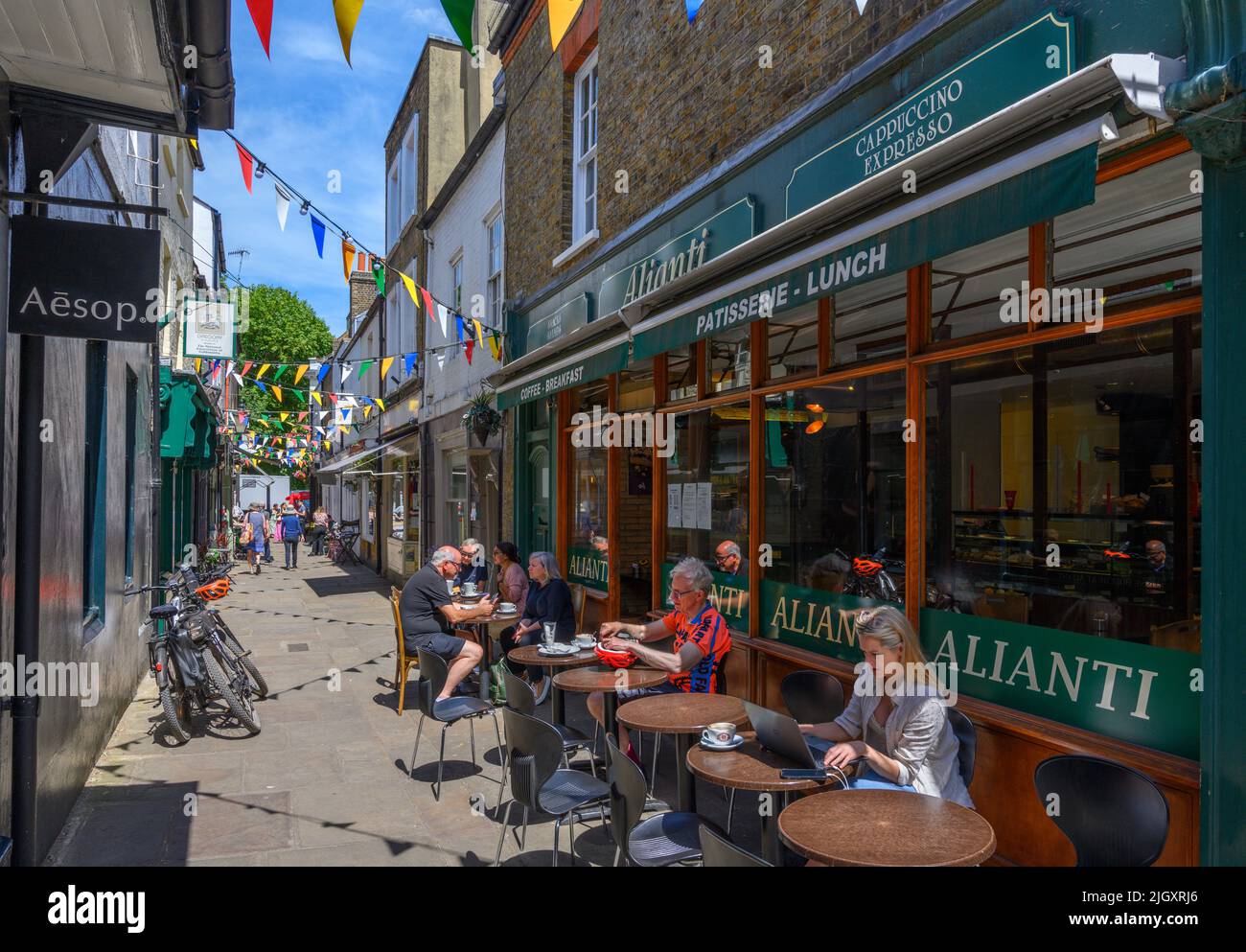 Café und Geschäfte auf dem gepflasterten Hof, Richmond upon Thames, London, England, Großbritannien Stockfoto