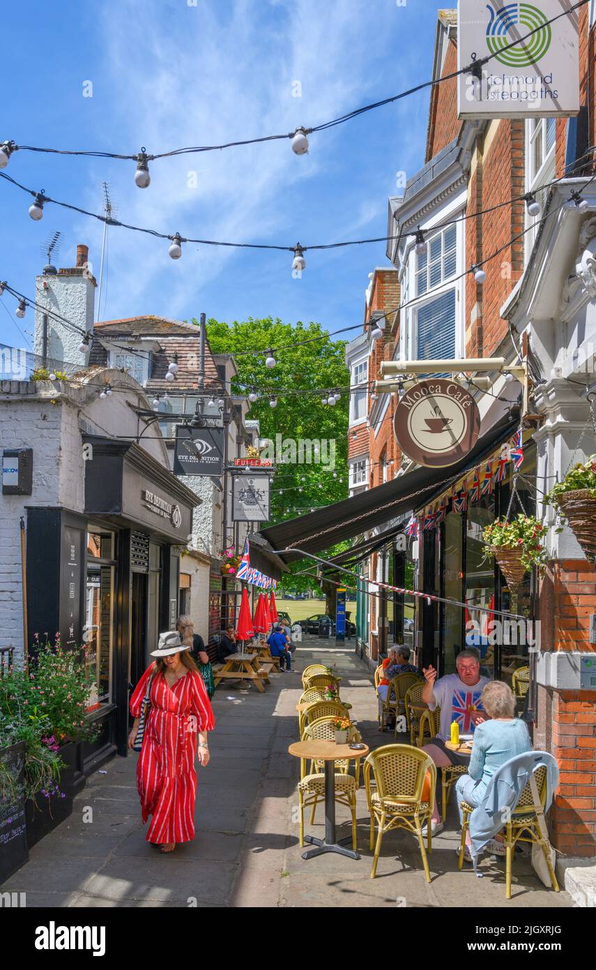 Café und Geschäfte am Golden Court, Richmond upon Thames, London, England, Großbritannien Stockfoto
