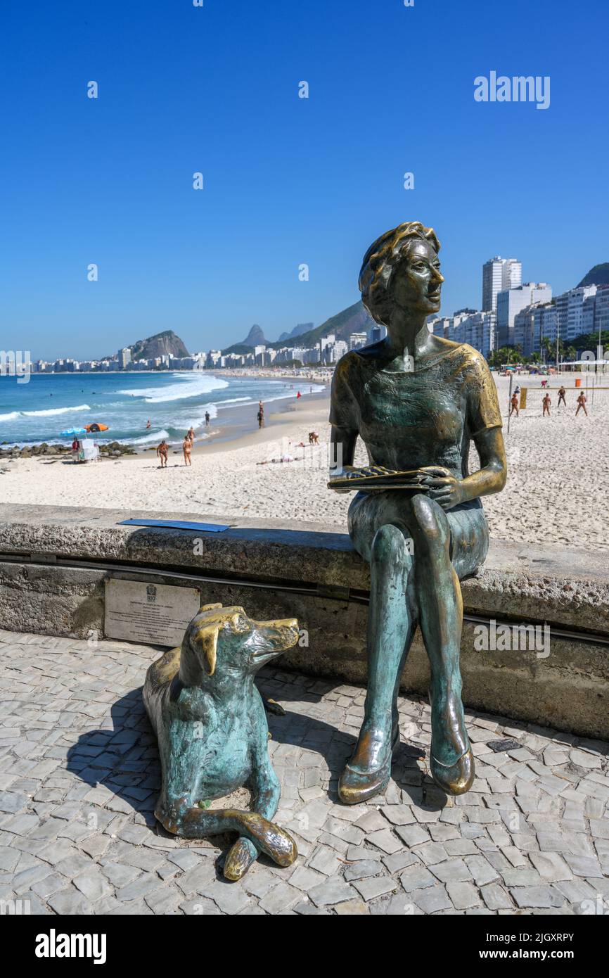 Statue des in der Ukraine geborenen Schriftstellers Clarice Lispector, Mureta do Leme, Coaba Beach, Coaba, Rio de Janeiro, Brasilien Stockfoto