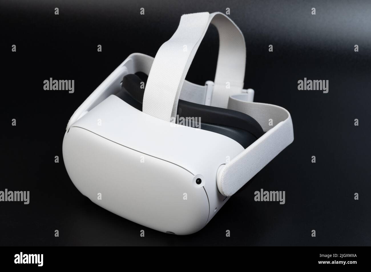 Weiß Virtual Reality Helm isometrische Ansicht auf schwarzem Hintergrund Stockfoto
