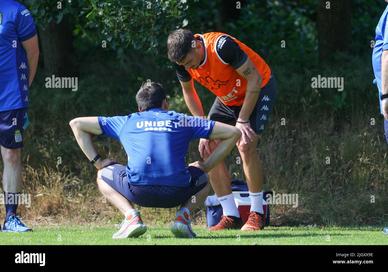 Garderen, Niederlande. Am 13. Juli 2022 wird Stefan Knezevic von Charleroi während eines Trainings des belgischen Fußballteams der ersten Liga, der vor der Saison 2022-2023 in Garderen, Niederlande, den 13. Juli 2022 Sport Charleroi führt, verletzt. BELGA FOTO VIRGINIE LEFOUR Stockfoto