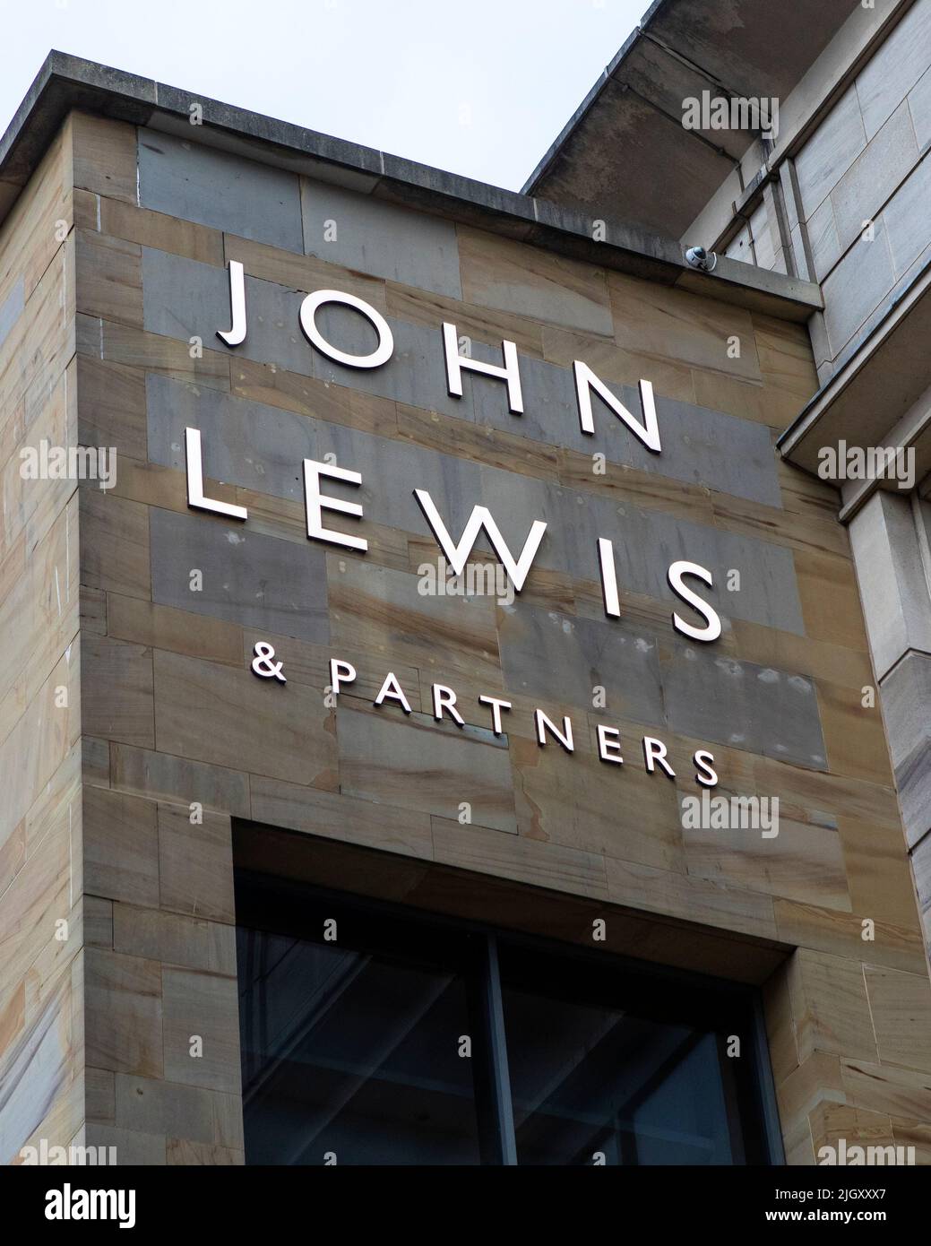 Glasgow, Schottland - 14. 2021. Oktober: Das Logo von John Lewis and Partners im Einkaufszentrum Buchanan Gallerie in Glasgow, Schottland. Stockfoto