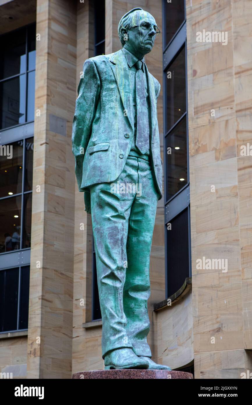 Glasgow, Schottland - 15. 2021. Oktober: Statue von Donald Dewar - dem ersten Minister Schottlands, gelegen in der Buchanan Street, in der Stadt Stockfoto