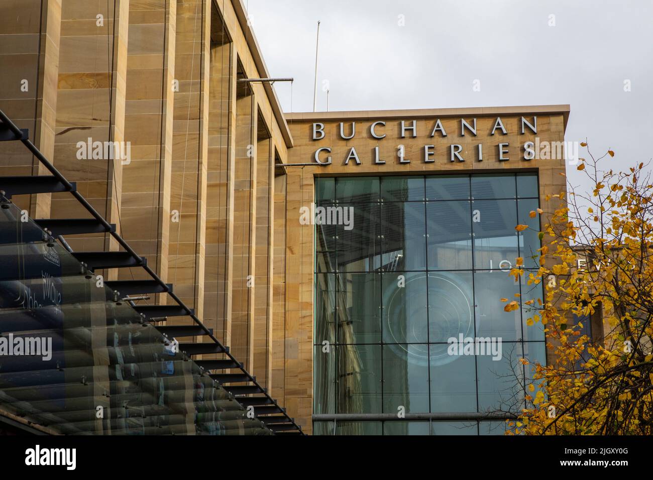 Glasgow, Schottland - Oktober 14. 2021: Blick von außen auf das Einkaufszentrum Buchanan Gallerie in der Stadt Glasgow, in Schottland. Stockfoto