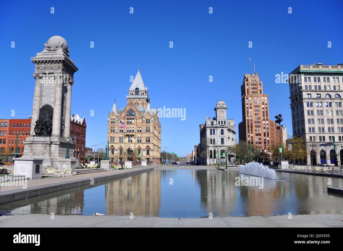 Soldiers and Sailors Monument, Syracuse Savings Bank Building, Gridley Building und State Tower Building am Clinton Square in Syracuse, New York NY, U Stockfoto