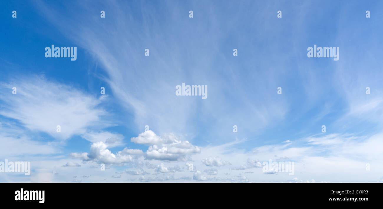 Der Himmel mit Wolken. Weiße Wolken am blauen Himmel. Blauer Himmel und Wolken. Stockfoto