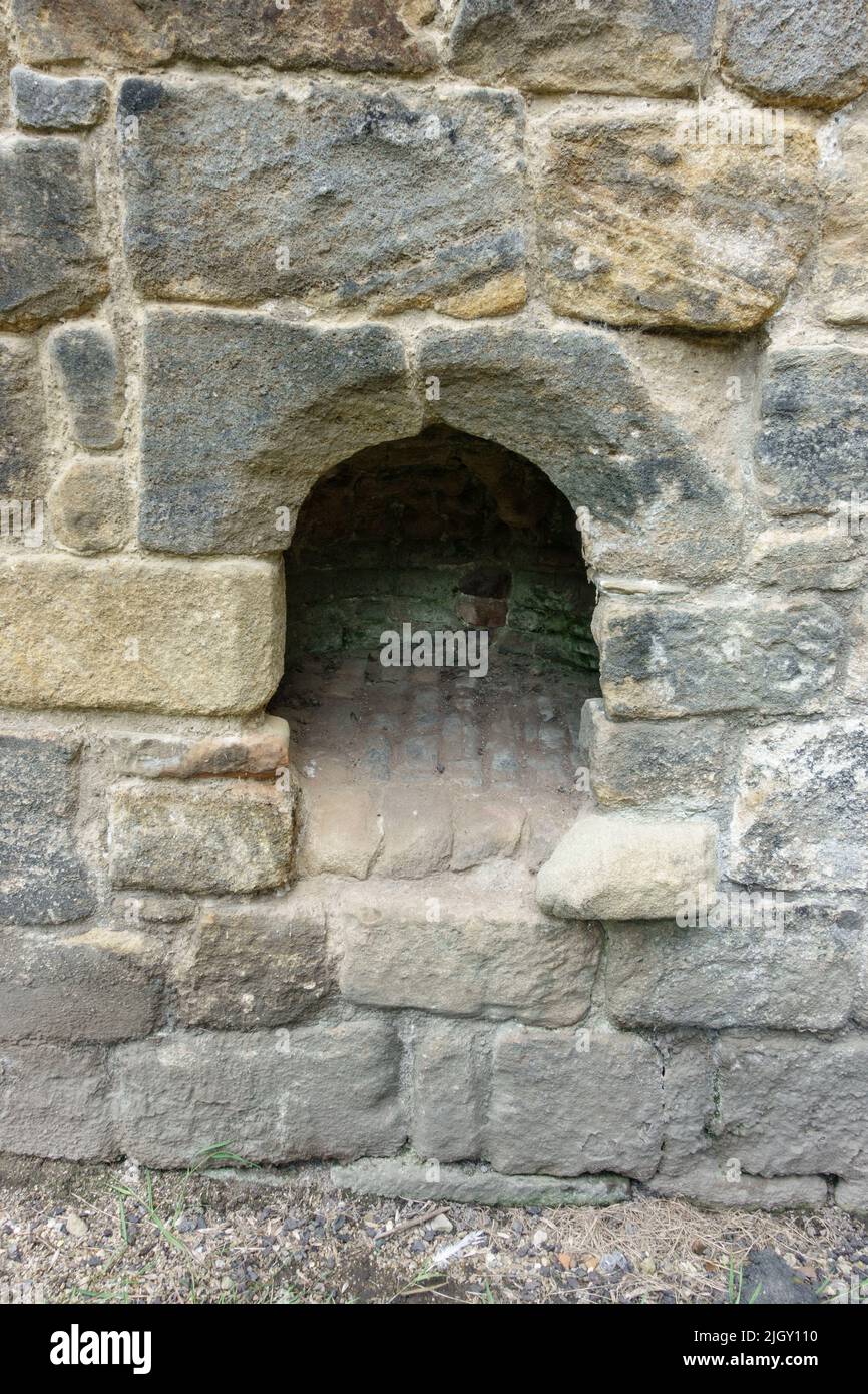 Wanddetail (Backofen?) Im Lane/Malzhaus Kirkstall Abbey, einem zerstörten Zisterzienserkloster in Kirkstall, nordwestlich von Leeds, West Yorkshire, England. Stockfoto