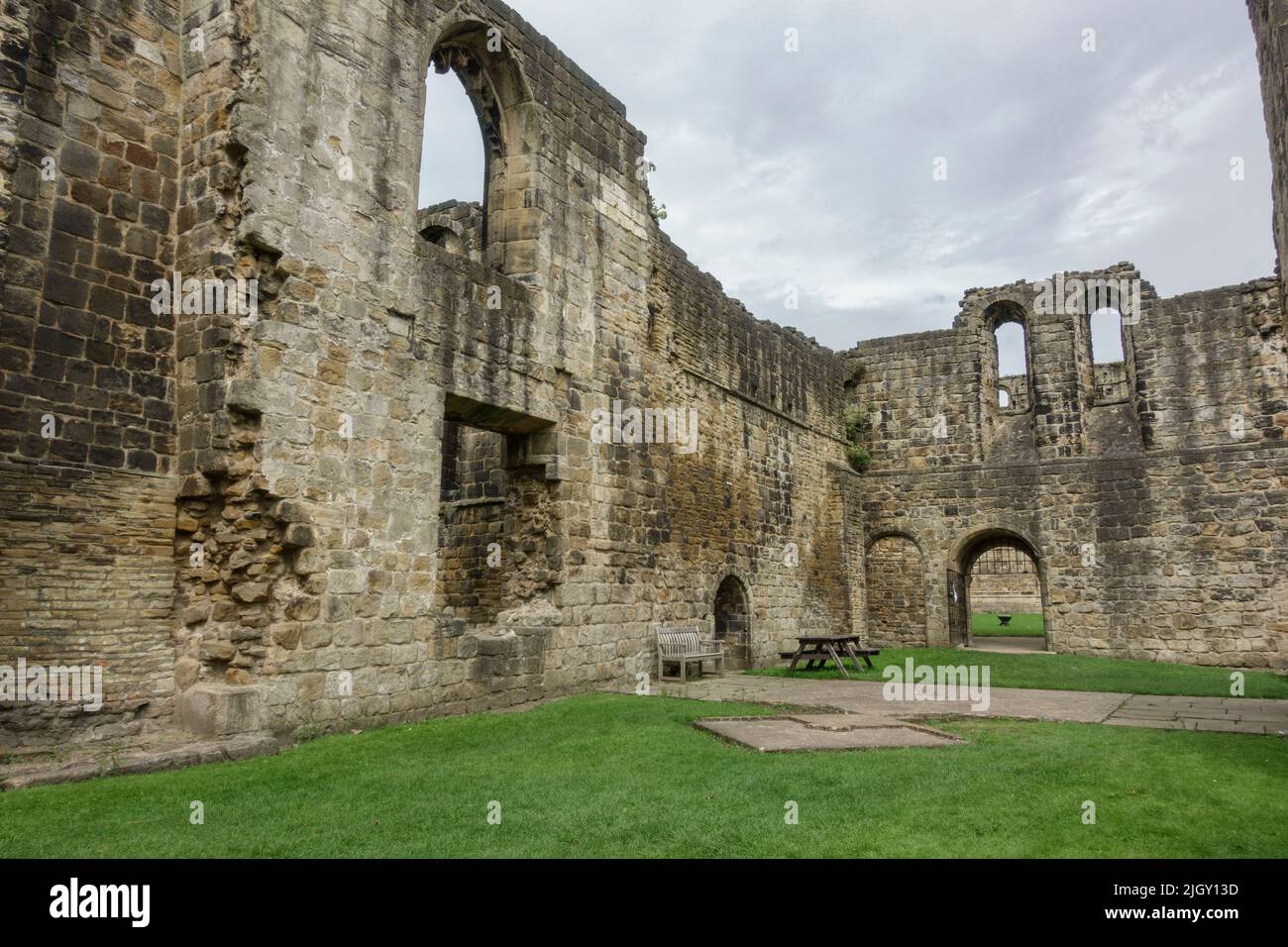 Das Refektorium in Kirkstall Abbey, einem zerstörten Zisterzienserkloster in Kirkstall, nordwestlich von Leeds, West Yorkshire, England. Stockfoto