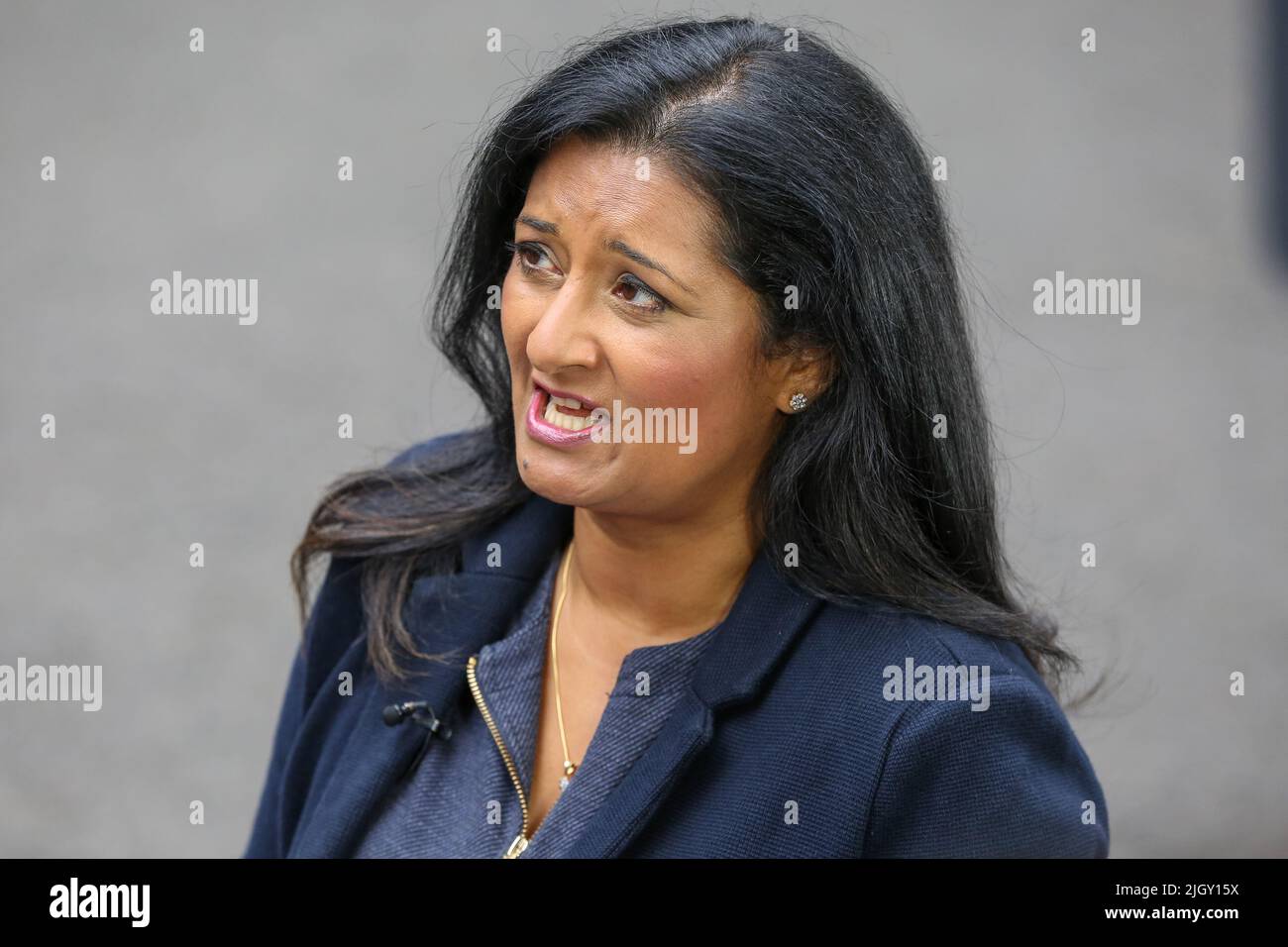 London, Großbritannien. 07.. Juli 2022. Die BBC-Fernsehjournalistin Geeta Guru-Murthy berichtet von der Downing Street im Zentrum Londons. Kredit: SOPA Images Limited/Alamy Live Nachrichten Stockfoto
