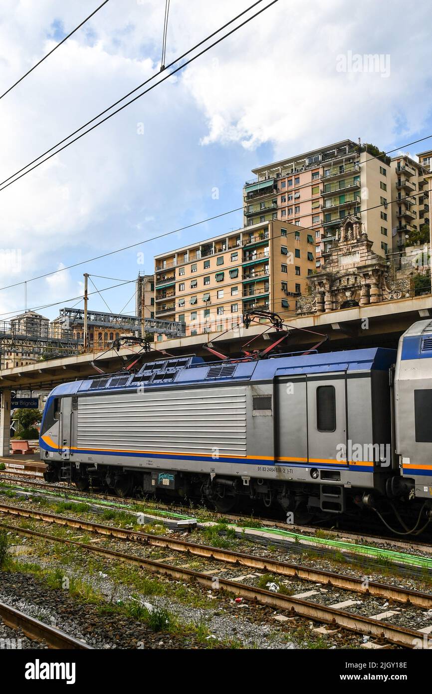 Linienzug ab Bahnhof Genua Brignole, im Stadtzentrum von Genua, Ligurien, Italien Stockfoto