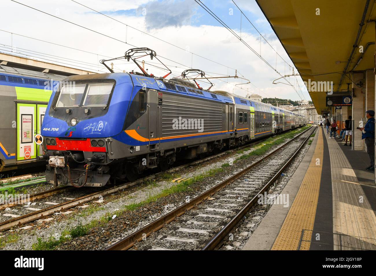 Linienzüge, die vom Bahnhof Genova Brignole mit Passagieren auf dem Bahnsteig abfahren, Genua, Ligurien, Italien Stockfoto