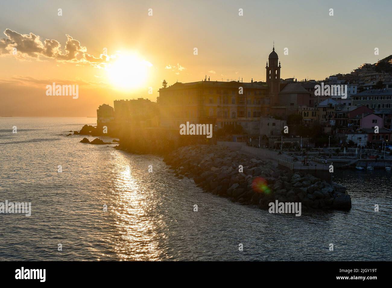Blick auf das alte Fischerdorf am Ufer des Paradiesgolfs bei Sonnenuntergang, Nervi, Genua, Ligurien, Italien Stockfoto