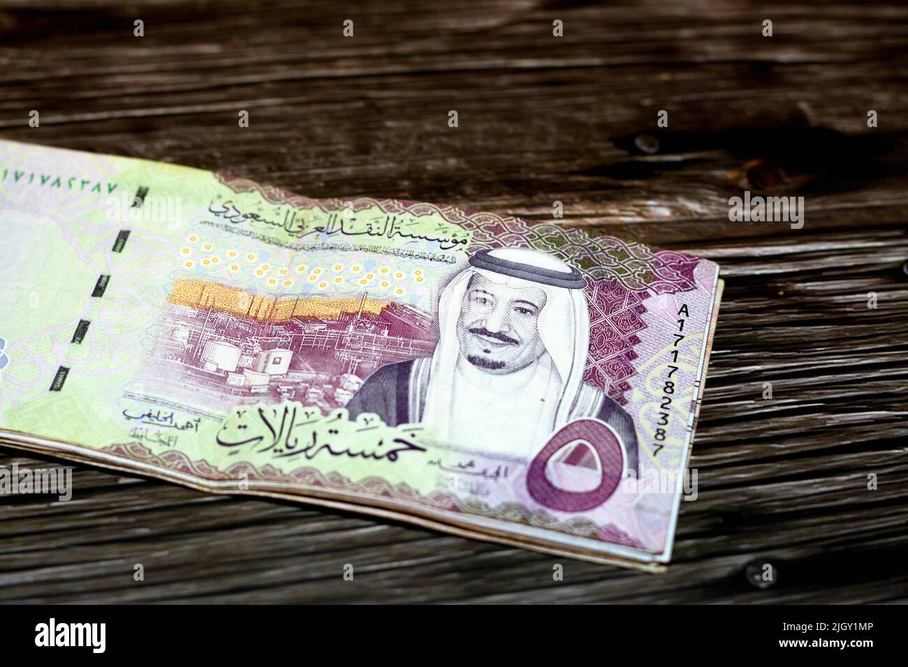 Stapel Saudi-Arabien 5 SAR fünf Saudi-Riyals Geldschein mit dem Foto von König Salman bin Abdulaziz Al Saud und Shaybah Ölraffinerie in Rub' Stockfoto