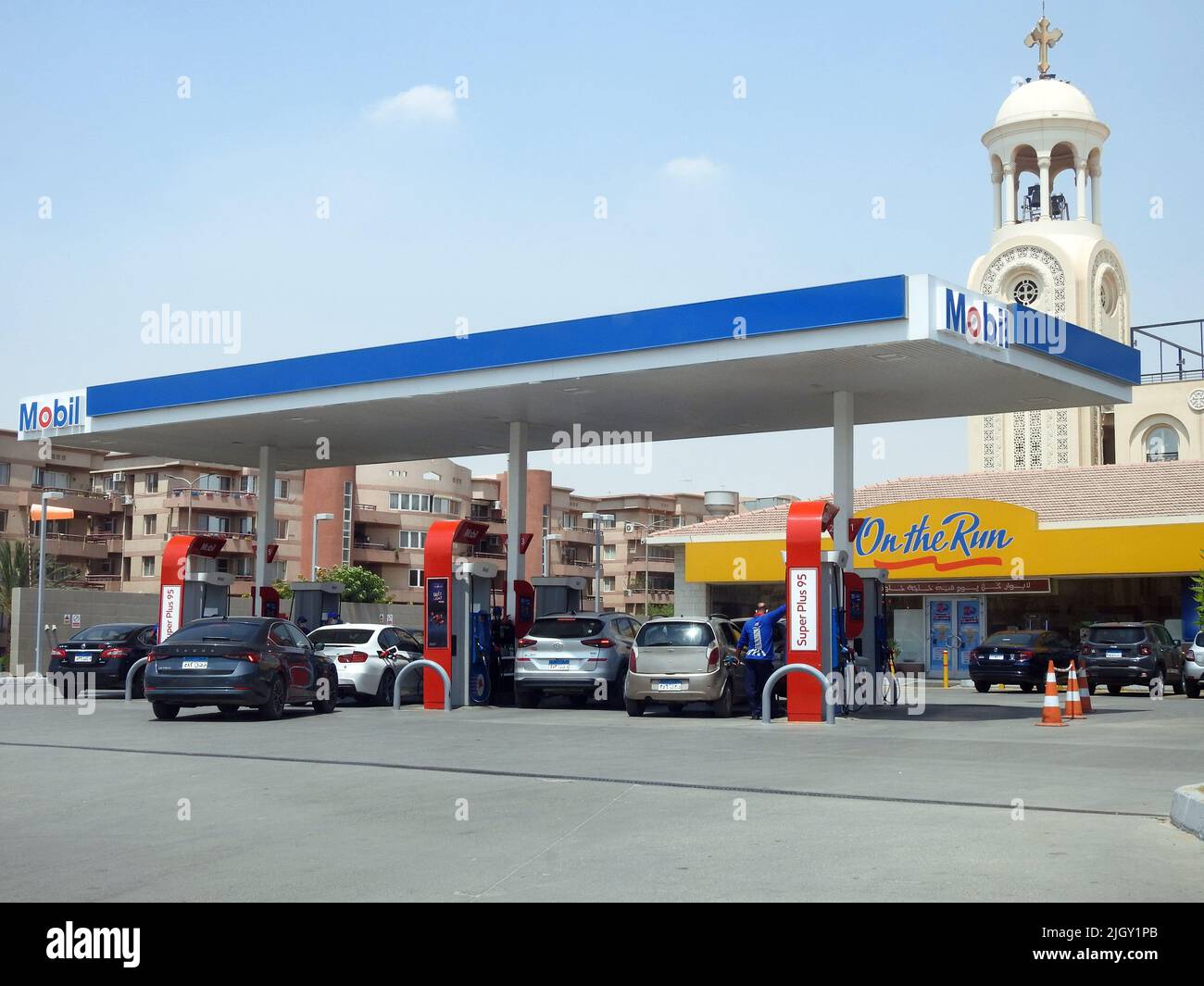 Kairo, Ägypten, Juni 6 2022: Selektiver Fokus der Mobil Gas- und Ölstation, einer Tankstelle des Mobil ExxonMobil-Konzerns für globale Erdölförderung Stockfoto