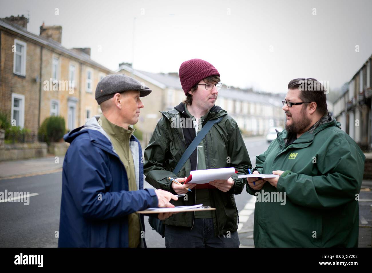 Alex Hall, Mitte, (Kandidat der Grünen für Brunshaw) fotografierte das Canvasing mit den Kollegen Andy Fewings und Jack Launer auf den Straßen von Bur Stockfoto