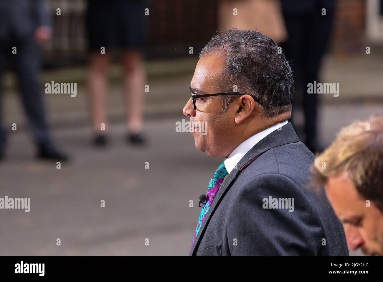 London, Großbritannien. 7.. Juli 2022. Der Nachrichtenmoderator Krishnan Guru-Murthy von Kanal 4 berichtet von der Downing Street im Zentrum von London. (Bild: © Dinendra Haria/SOPA Images via ZUMA Press Wire) Stockfoto