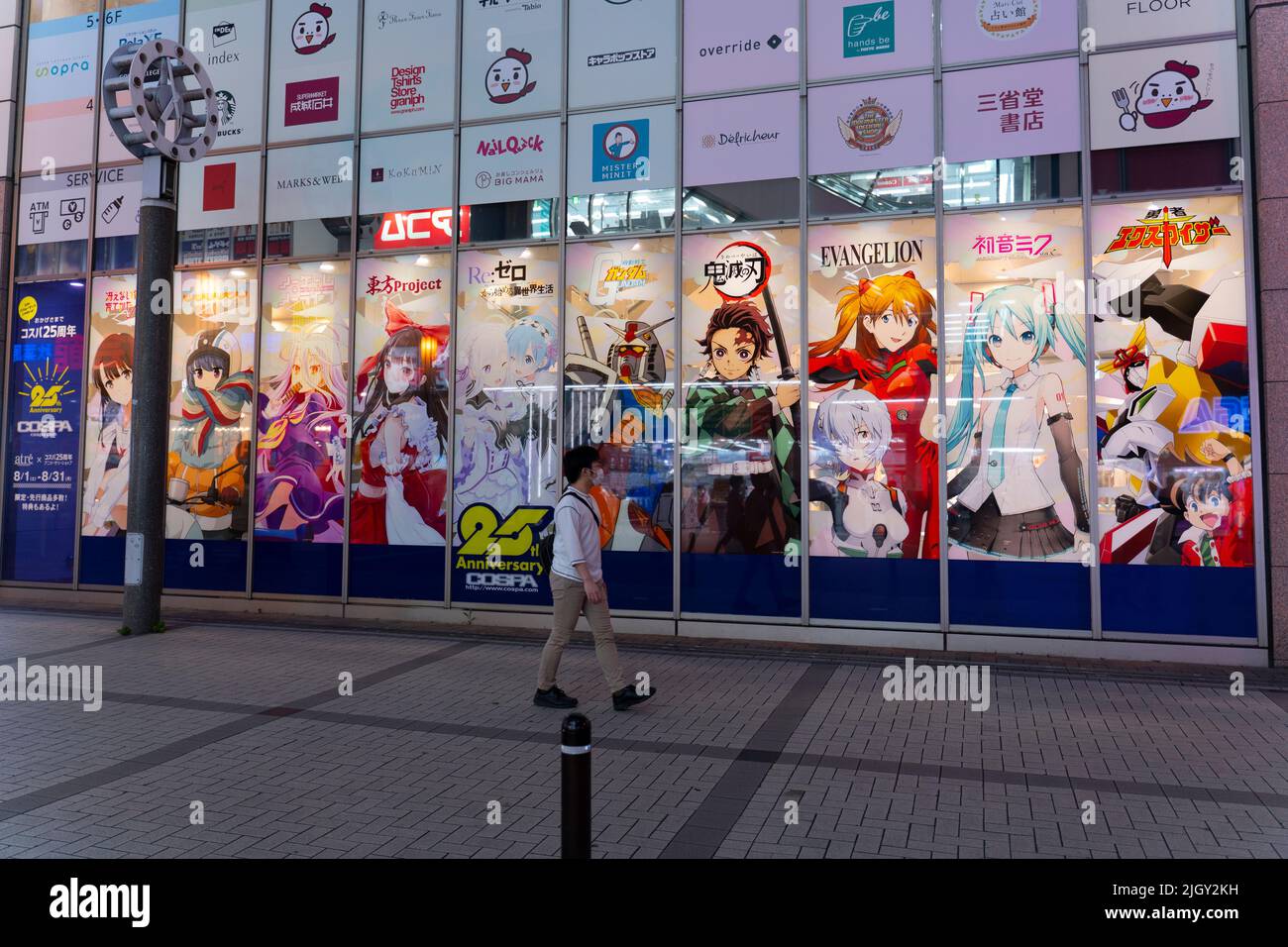 Akihabara, Japan, 2. August 2020: Ein Mann geht an einer Reihe von Anime-Plakaten in Akihabara vorbei. Stockfoto