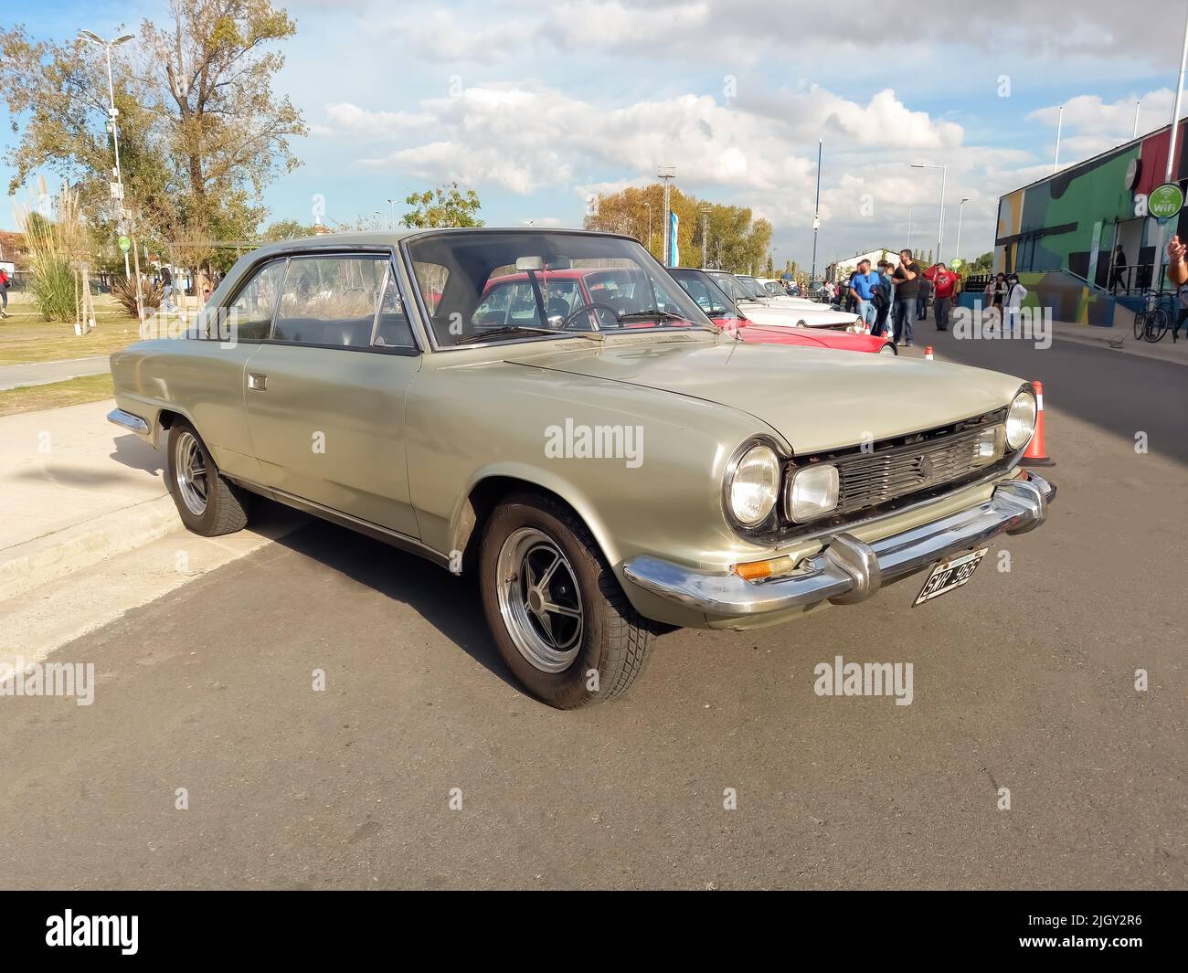 Avellaneda, Argentinien - 7. Mai 2022: Altes sportliches IKA Renault Torino Coupé um 1970. Expo Fierro 2022 Oldtimer-Show. Copyspace Stockfoto