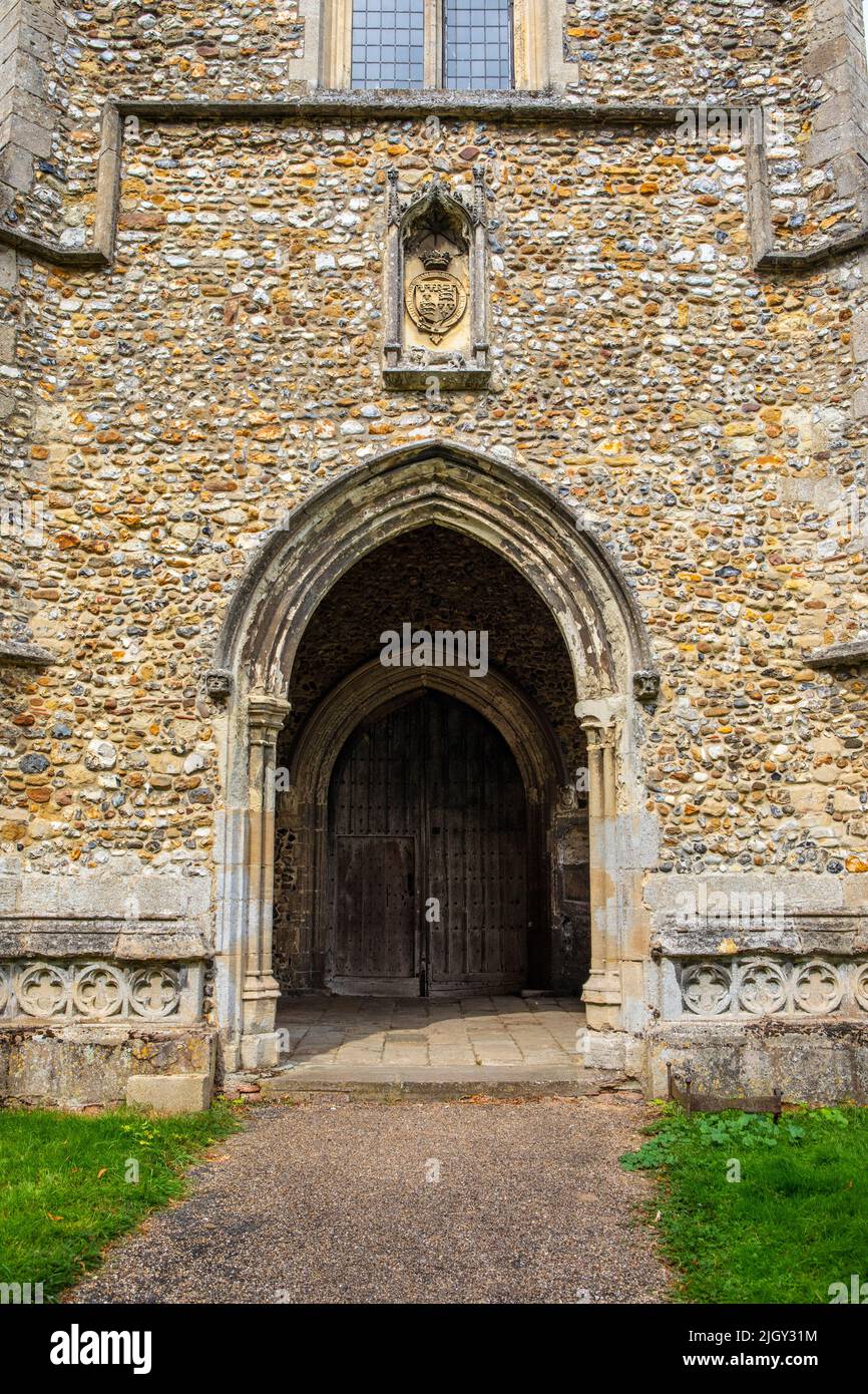 Ein Eingang zur Thaxted Parish Church in der Stadt Thaxted in Essex, Großbritannien. Stockfoto