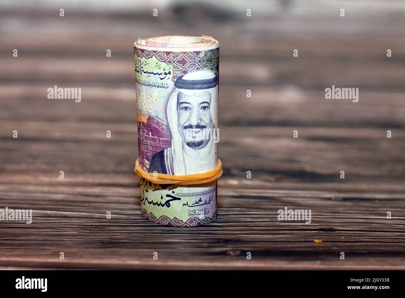 5 SAR fünf Saudi-riyals Geldscheine mit Geldscheinen, die mit Gummibändern zusammengerollt sind, mit dem Foto von König Salman und der Shaybah Ölraffinerie, Saudi-Arabien Mon Stockfoto