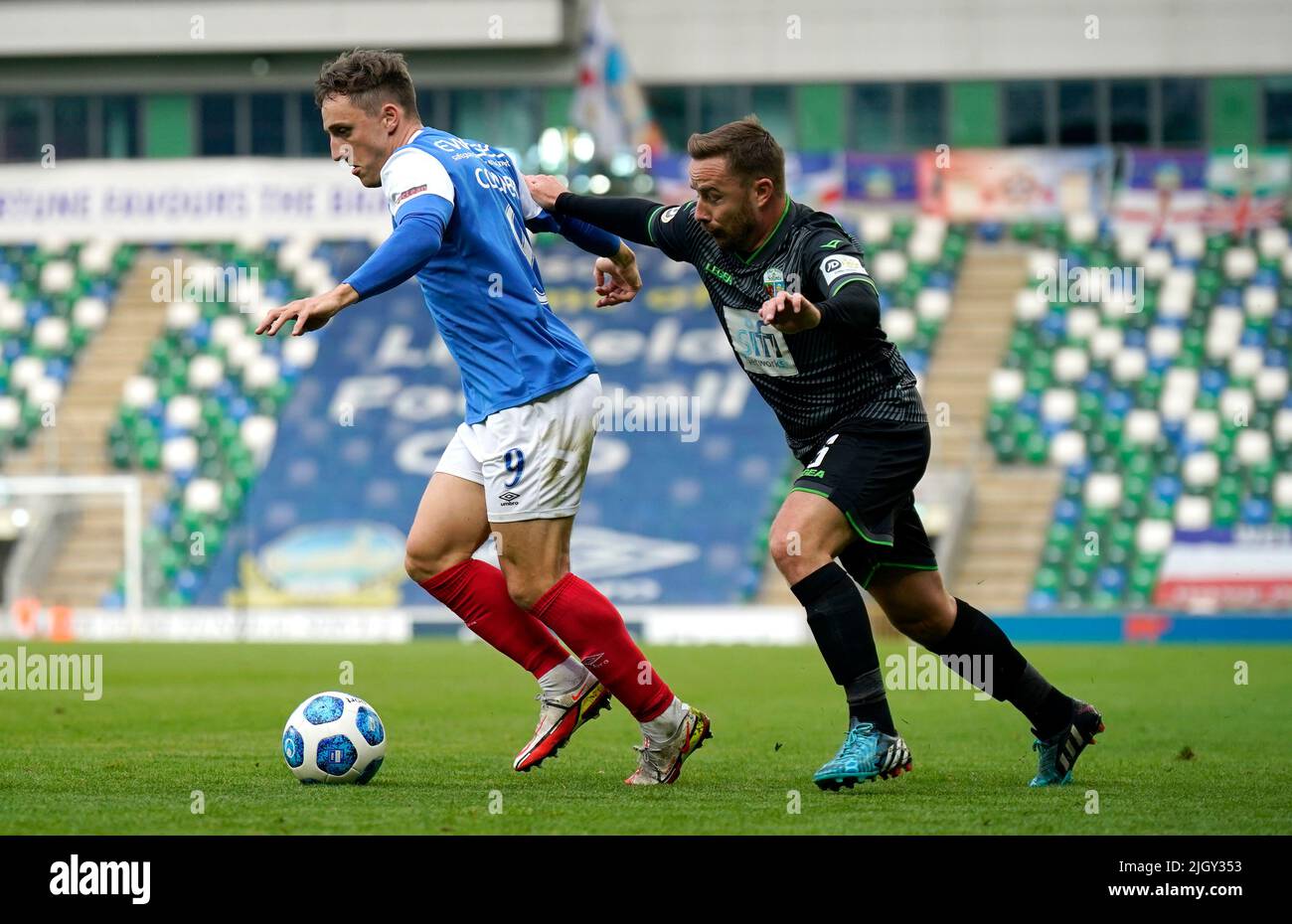 LinfieldÕs Joel Cooper (links) und der New SaintsÕ Jon Routledge kämpfen während des UEFA Champions League-Qualifikationsrunden-Spiels im Windsor Park, Belfast, um den Ball. Bilddatum: Mittwoch, 13. Juli 2022. Stockfoto