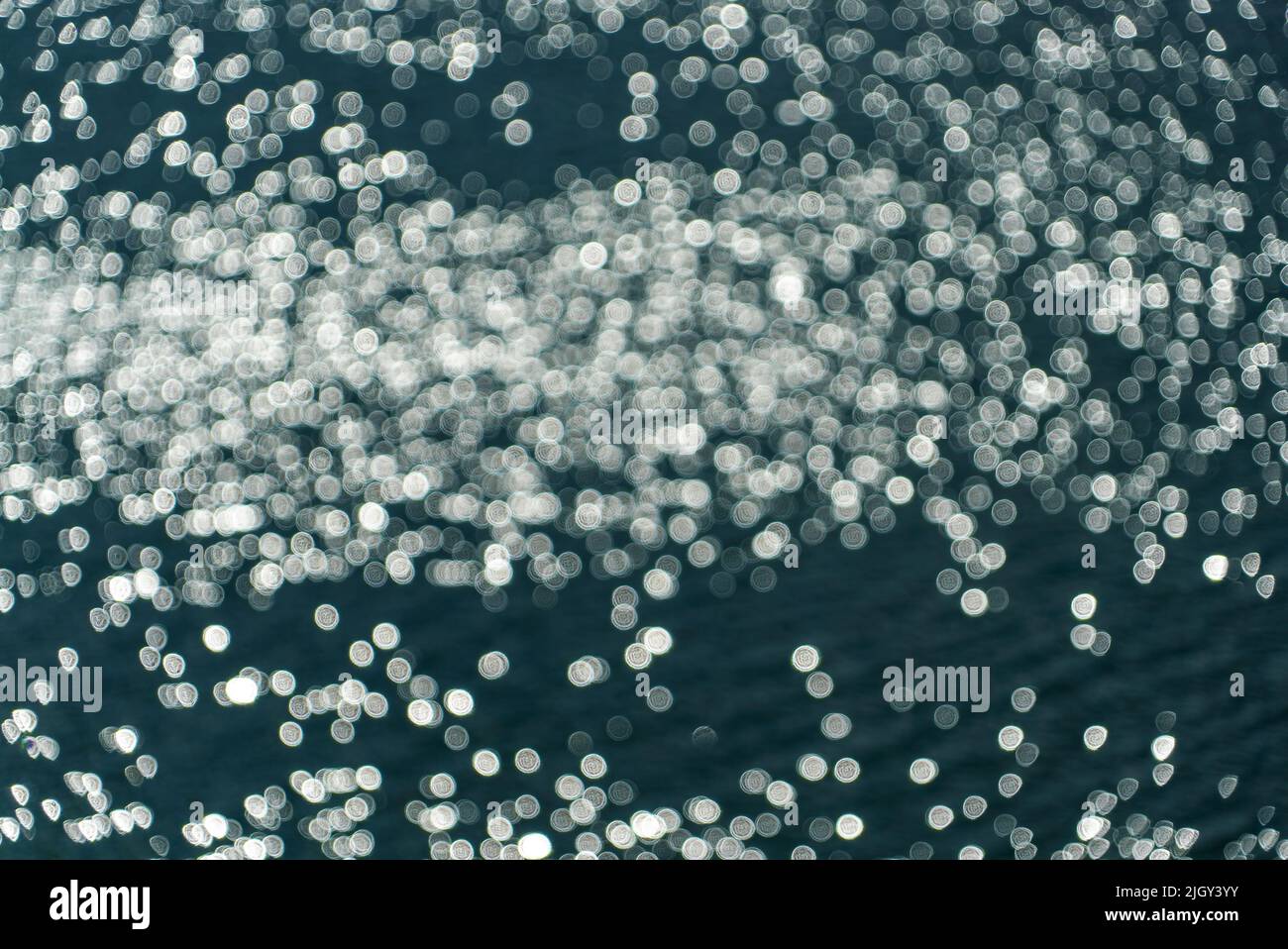 Blendung auf dem Wasser in aus dem Fokus . Abstrakter Hintergrund Stockfoto