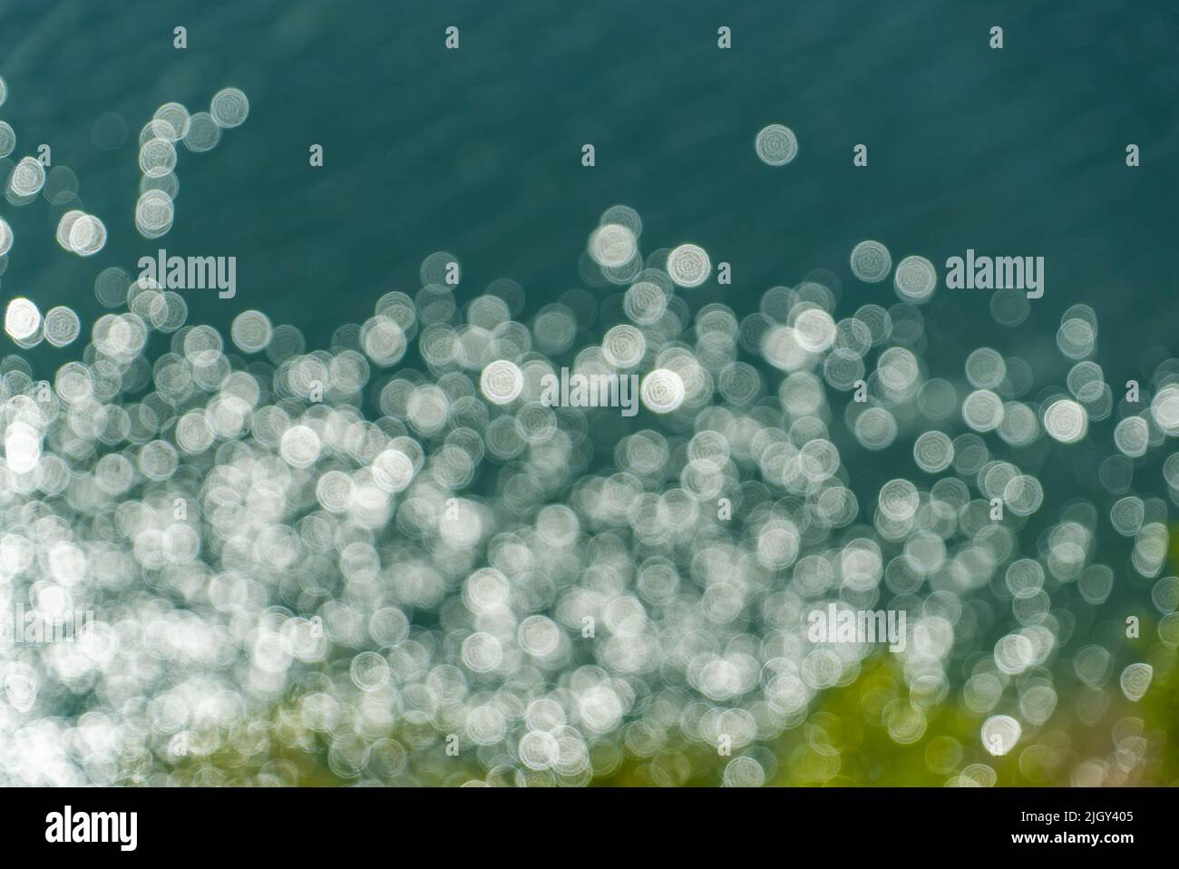 Blendung auf dem Wasser in aus dem Fokus . Abstrakter Hintergrund Stockfoto