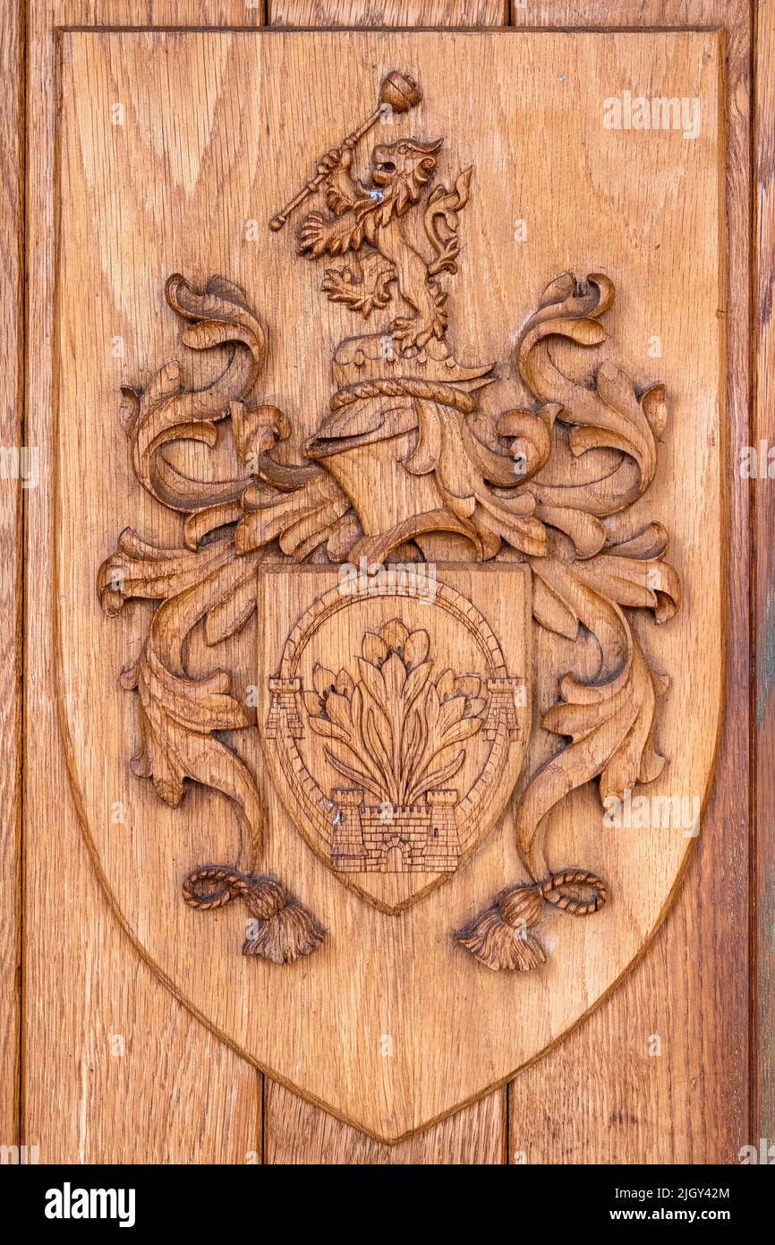 Das Wappen der Marktstadt Saffron Walden in Essex, Großbritannien, wunderschön an einer Tür des Saffron Walden Town Hall geschnitzt. Stockfoto