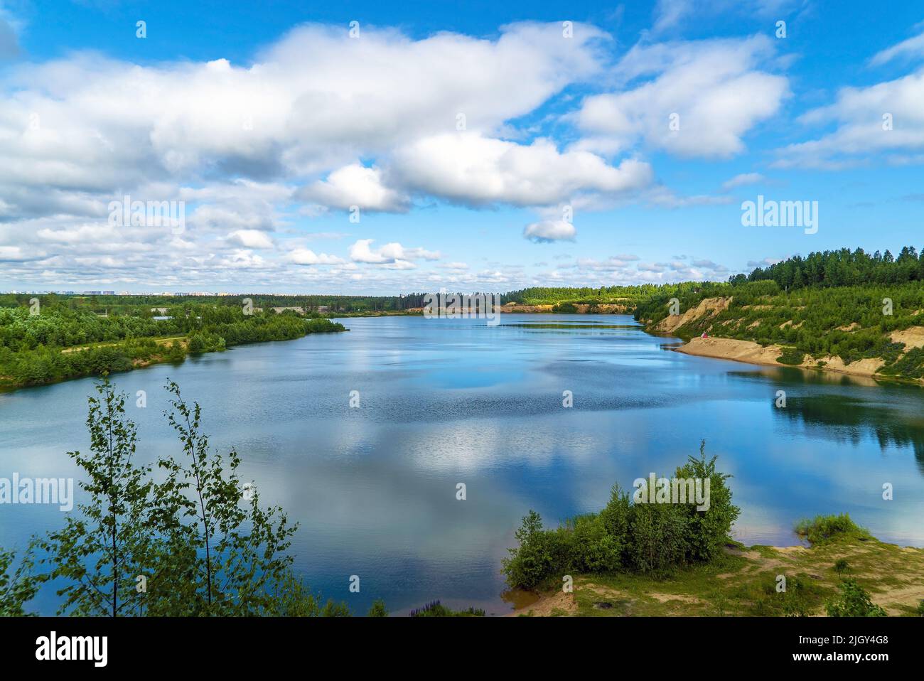 Am Ufer des Pugarewski Steinbruchs. Sommerlandschaft. Leningrad. Wsewoloschsk Stockfoto