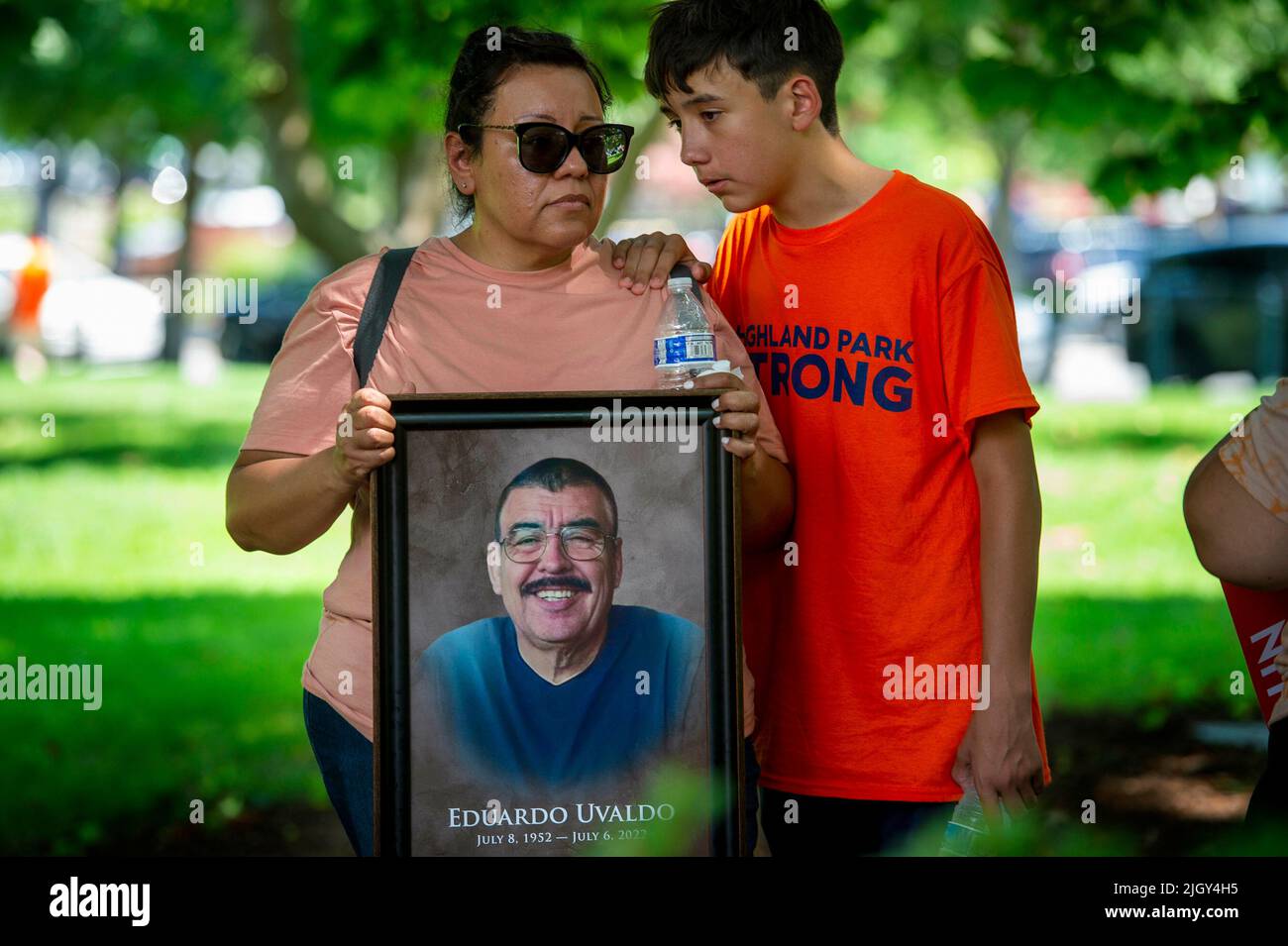 Nubia Hogan, links, und ihr Sohn Brian Hogan, 13, stehen im Schatten eines Baumes, mit einem Foto ihres Vaters Eduardo Uvaldo, Der am 4.. Juli 2022 bei den jüngsten Massenschießerei im Highland Park, Illinois, während einer Kundgebung am 4. März in der Nähe des US-Kapitols getötet wurde, bei der universelle Hintergrundkontrollen für Waffen und ein Verbot von Angriffswaffen in Washington, DC, gefordert wurden, am Mittwoch, den 13. Juli 2022. Kredit: Rod Lampey/CNP Stockfoto