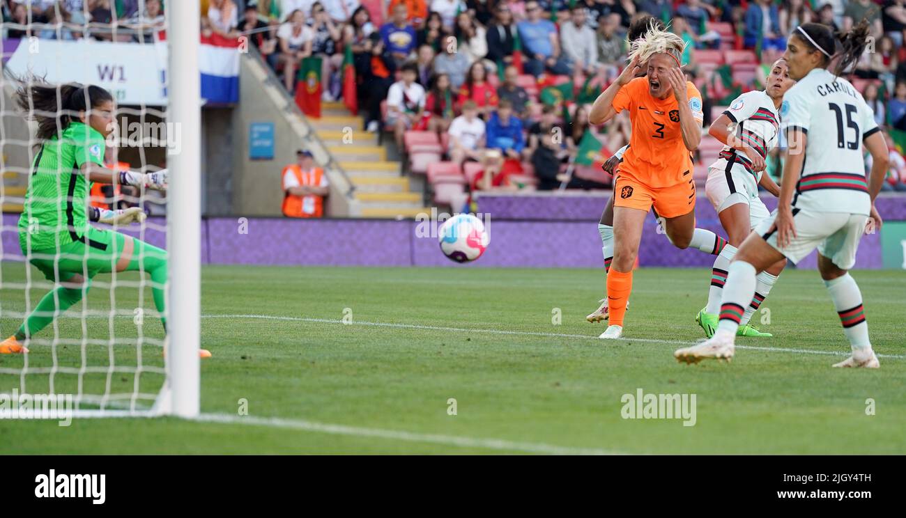 Die Niederländerin Stefanie van der Gragt erzielt das zweite Tor ihrer Mannschaft und reagiert, nachdem sie während des UEFA Women's Euro 2022 Gruppe C-Spiels im Leigh Sports Village einen Fuß ins Gesicht bekommen hat. Bilddatum: Mittwoch, 13. Juli 2022. Stockfoto