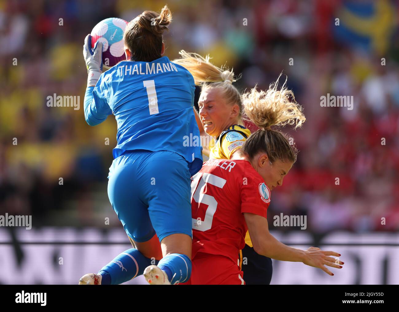 Sheffield, England, 13.. Juli 2022. Gaelle Thalmann aus der Schweiz stürzte beim UEFA Women's European Championship 2022 in Bramall Lane, Sheffield, mit Luana Bühler aus der Schweiz und Stina Blackstenius aus Schweden zusammen und verletzte sich dabei ihre Hüfte. Bildnachweis sollte lauten: Jonathan Moscrop / Sportimage Stockfoto