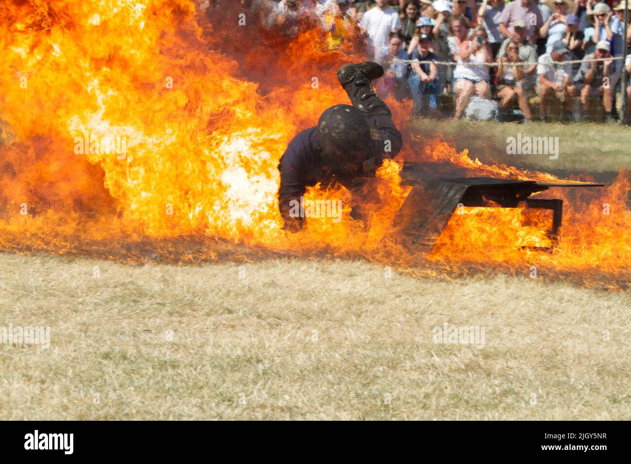 Das Stannage Stunt Team führt den explodierenden Sarg-Stunt auf der Tendring Hundred Show in Essex, der wichtigsten landwirtschaftlichen Veranstaltung des Landes, durch. Stockfoto