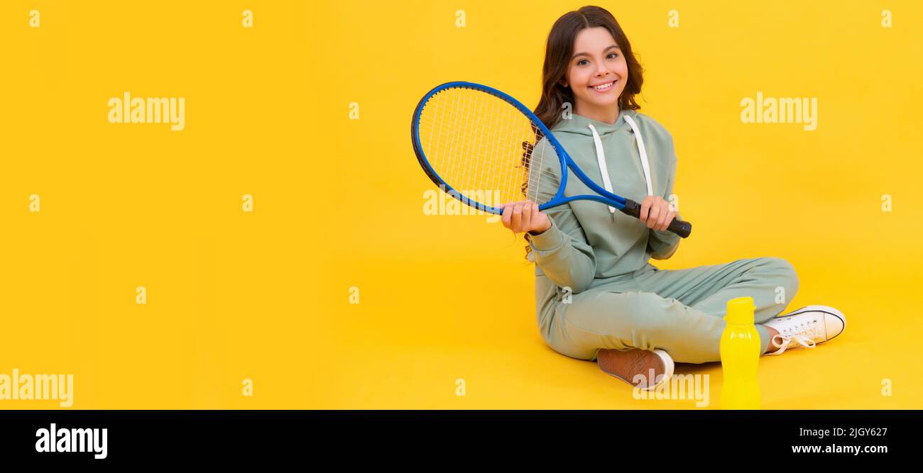 Kind sitzen mit Schläger und Wasserflasche. Kind mit Tennisschläger. Teenager-Mädchen nach dem Sporttraining. Horizontales Poster mit isoliertem Kindergesicht, Banner Stockfoto