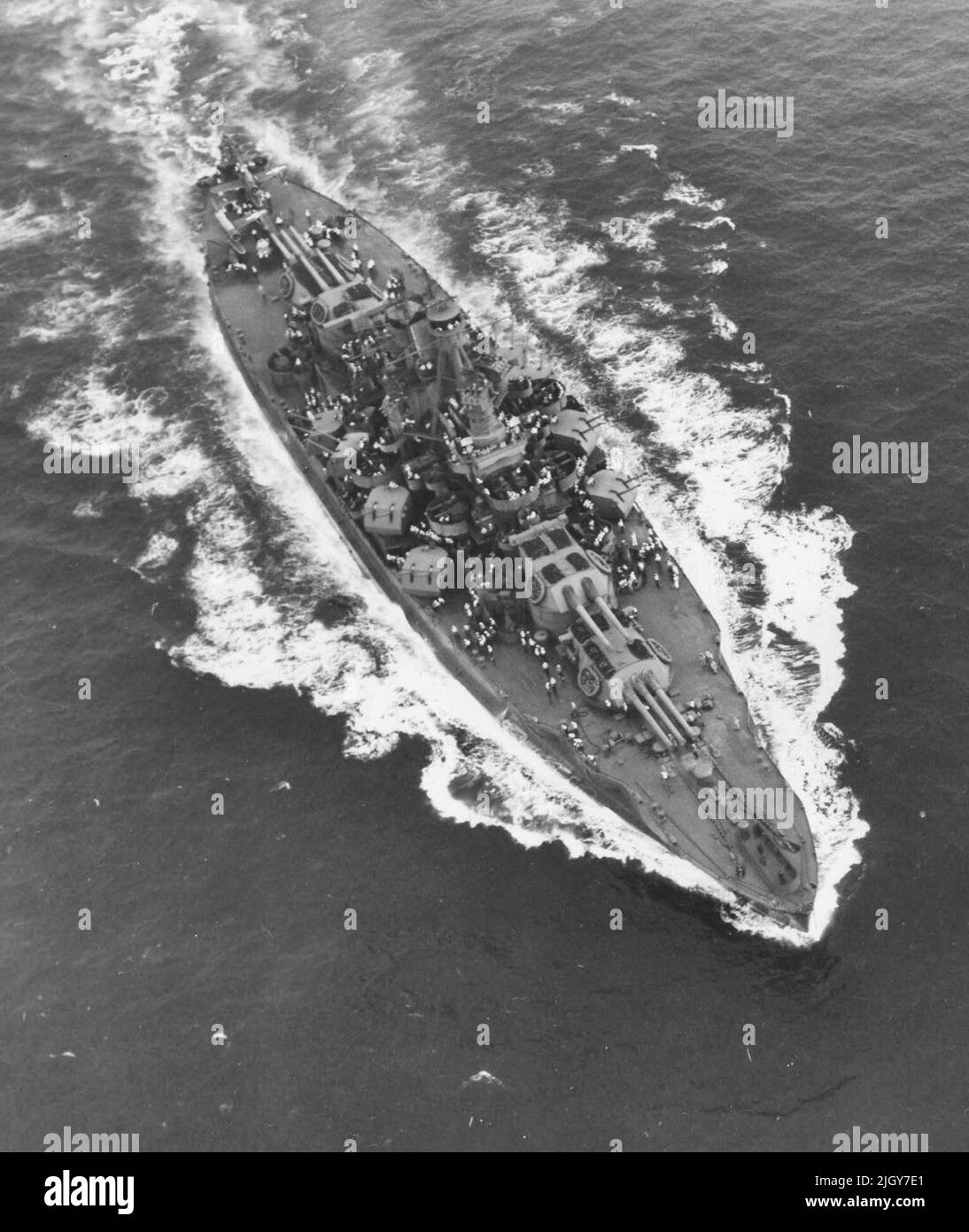 Luftaufnahme der USS Nevada (BB-36), undatiert, aber nach ihrer Modernisierung 1942. Stockfoto