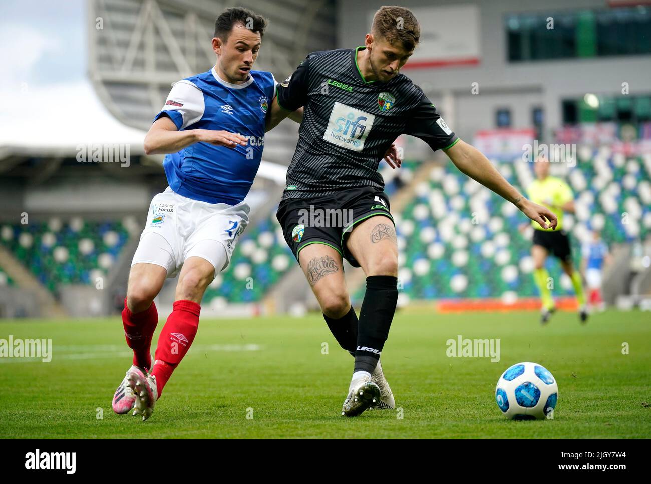 LinfieldÕs Stephen Fallon (links) und die New SaintsÕ Keston Davies kämpfen während des UEFA Champions League-Qualifikationsrunden-Spiels im Windsor Park, Belfast, um den Ball. Bilddatum: Mittwoch, 13. Juli 2022. Stockfoto