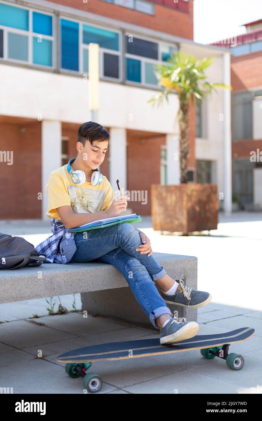 Kaukasischer Teenager, der außerhalb der High School studiert. Sekundarschulbildung. Platz für Text. Stockfoto