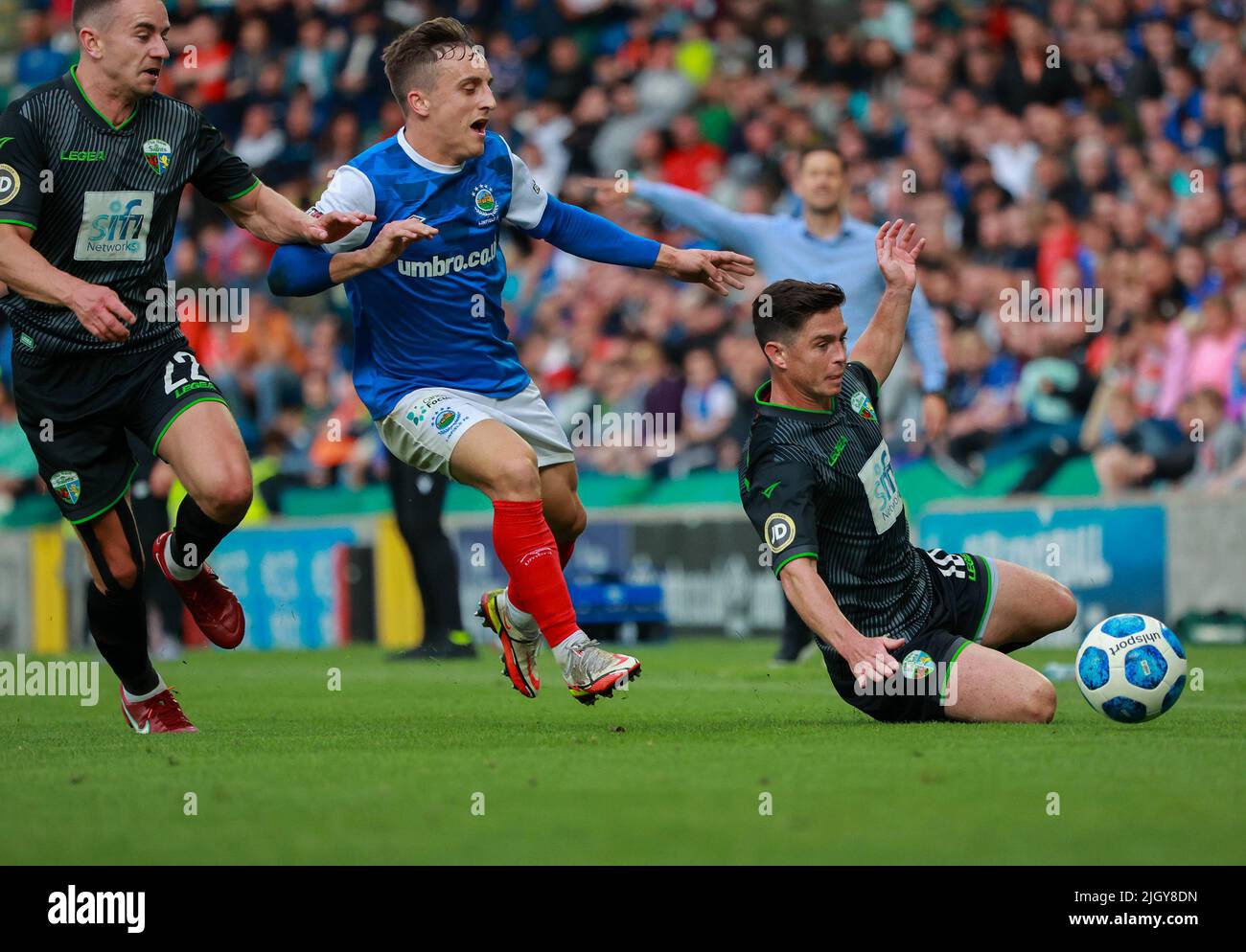 Windsor Park, Belfast, Nordirland, Großbritannien. 13. Juli 2022. UEFA Champions League erste Qualifikationsrunde (zweite Etappe) – Linfield gegen TNS. Action vom heutigen Spiel im Windsor Park (Linfield in Blau). Joel Cooper über den Angriff auf Linfield. Kredit: CAZIMB/Alamy Live Nachrichten. Stockfoto