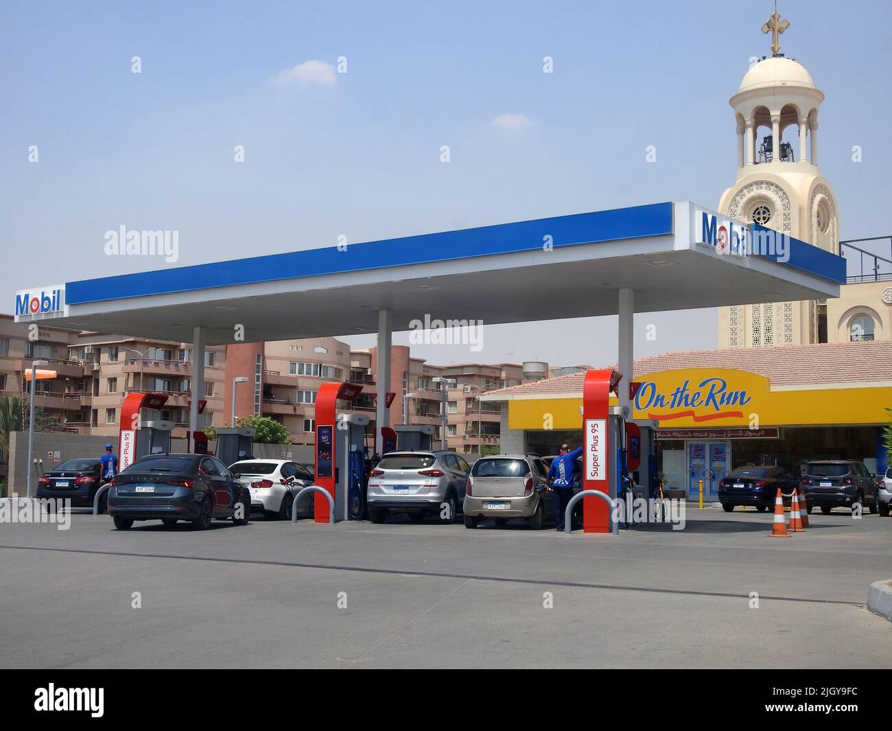 Kairo, Ägypten, Juni 6 2022: Selektiver Fokus der Mobil Gas- und Ölstation, einer Tankstelle des Mobil ExxonMobil-Konzerns für globale Erdölförderung Stockfoto